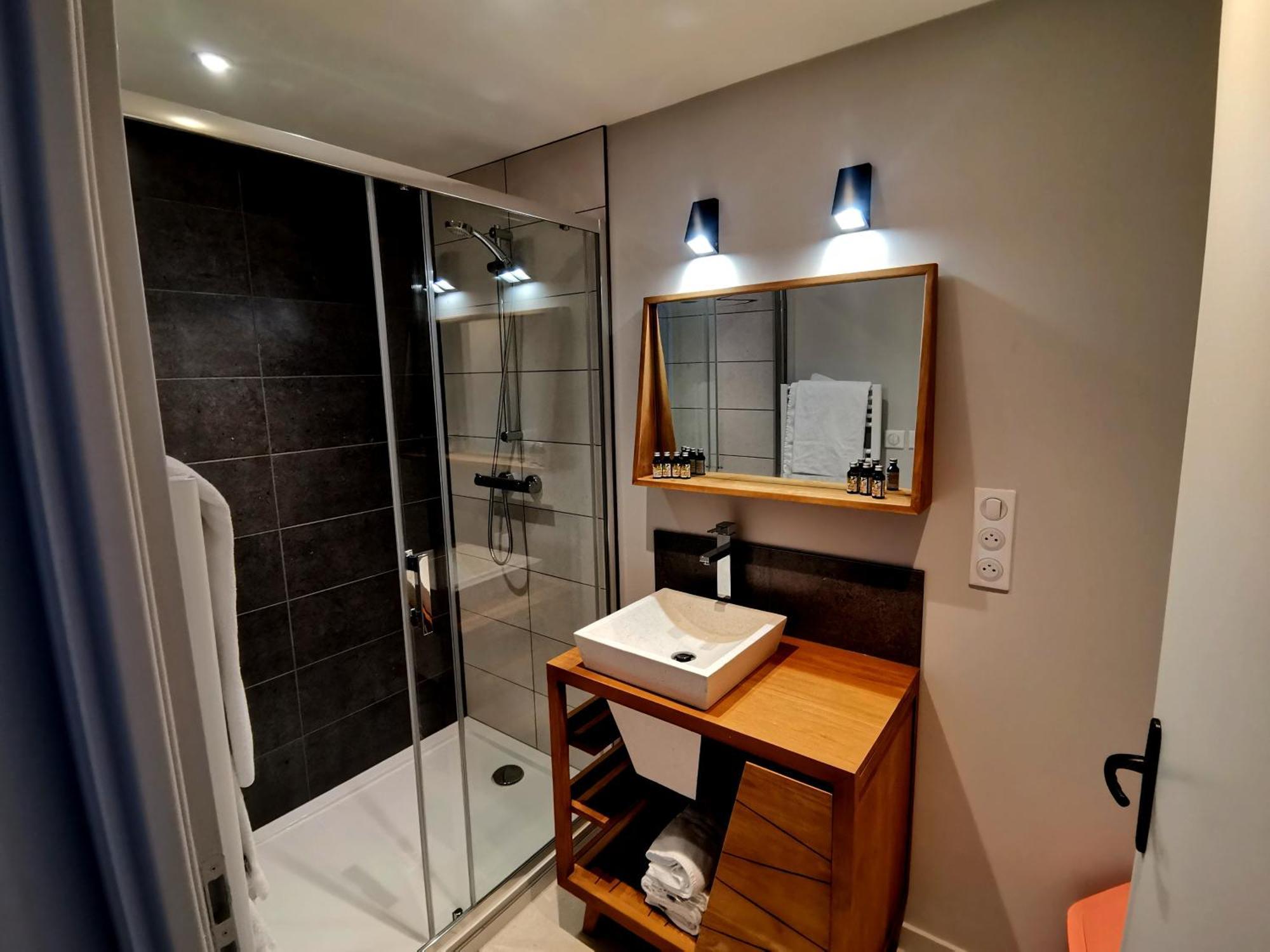 Logis Hotel Le Beau Site Chambon-sur-Lac Luaran gambar