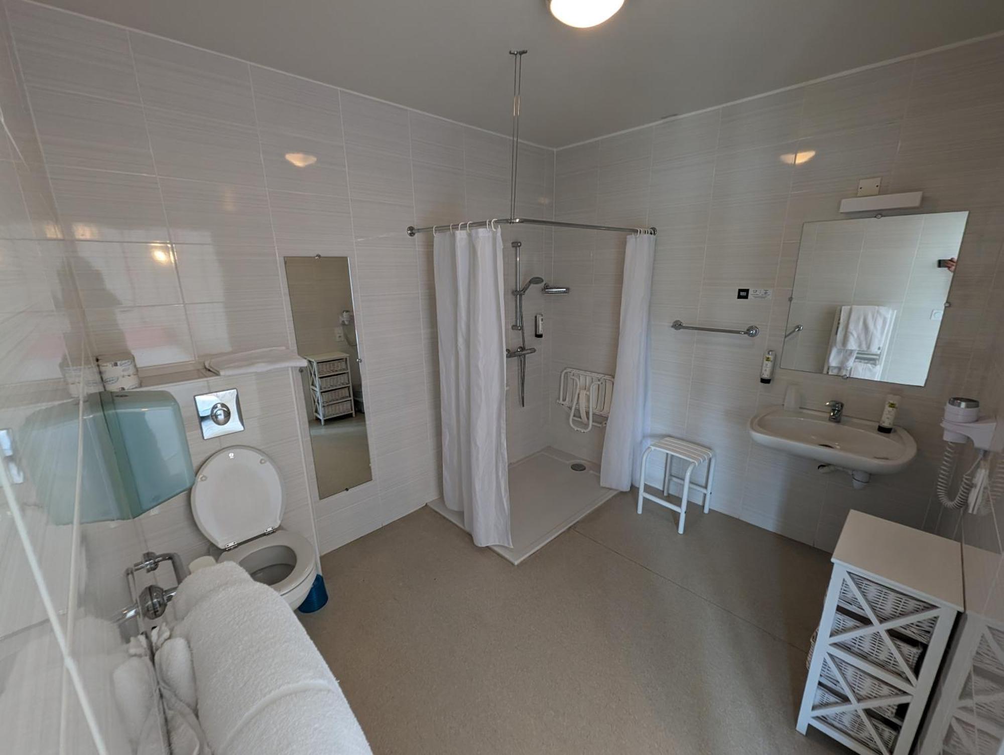 Logis Hotel Le Beau Site Chambon-sur-Lac Luaran gambar